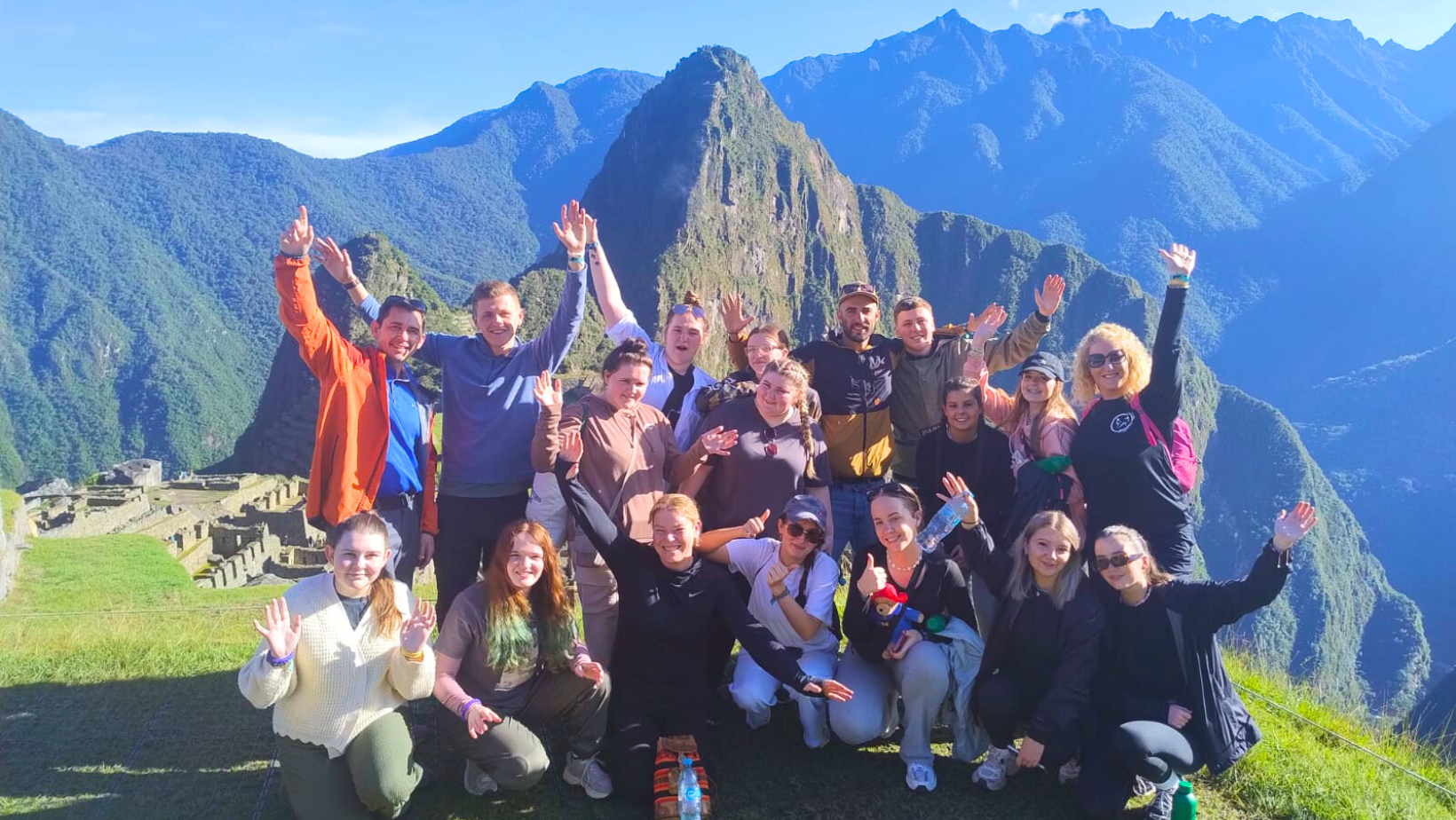 university students volunteer abroad in Peru and hike to Machu Picchu